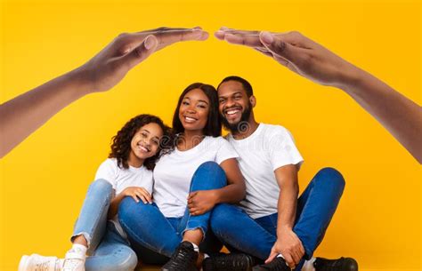 Padres Negros Sonrientes Posando Con Su Sonriente Hija Preadolescente