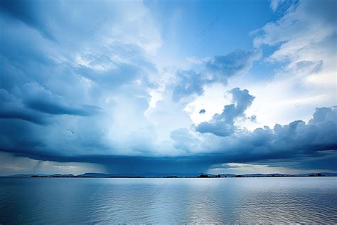 Langit Biru Dan Danau Bermandikan Awan Awan Laut Di Luar Ruangan