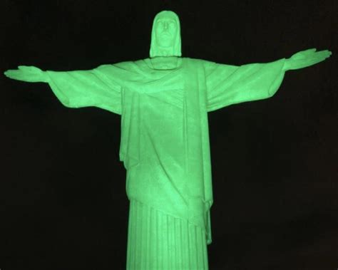 Cristo Redentor Iluminado De Verde Pelo Dia Nacional De Combate Ao