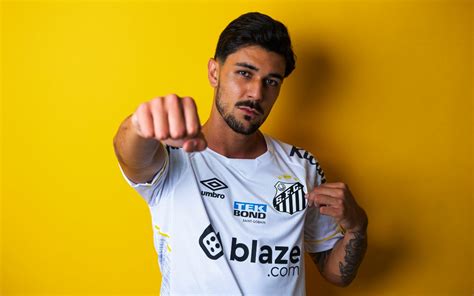 João Basso sofre lesão muscular e vira desfalque no Santos