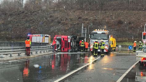 Lkw Kippt Im Hochsauerlandkreis Um Fahrer Schwer Verletzt