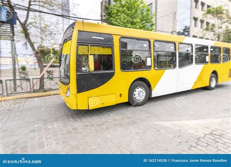 Nibus Amarelo Antigo Que Ajuda No Servi O De Transporte P Blico