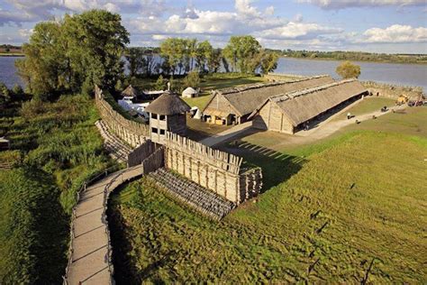 Stanowisko Archeologiczne W Biskupinie Po O One Jest Na Terenie