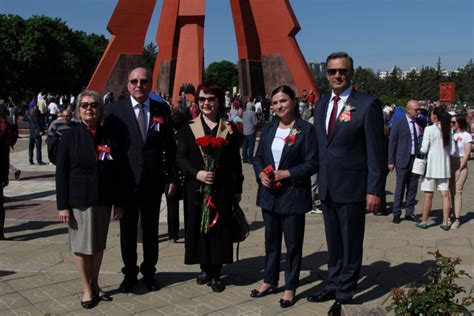 Ambasadorul Rusiei In Republica Moldova Oleg Vasnetov A Depus Flori