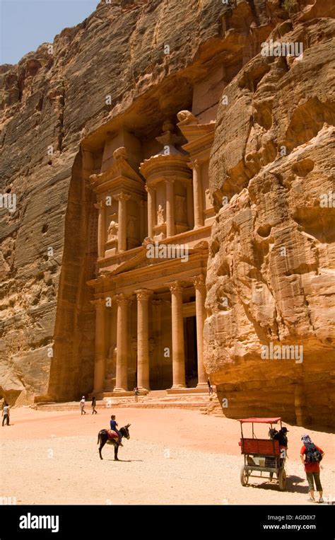 The Treasury At Petra Jordan Stock Photo Alamy