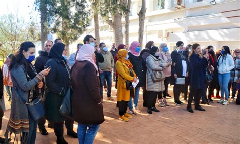 Tunisie Béja Des enseignants vacataires protestent devant le siège de