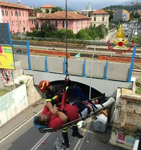 Alla Visita Medica Dal Balcone Con L Autoscala Dei Vvf Giornale Di