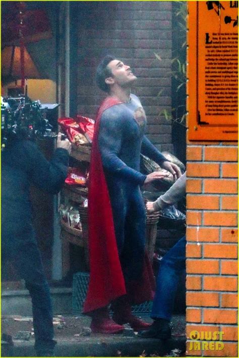 Tyler Hoechlin Looks Super Buff In New Super Suit On 'Superman & Lois ...