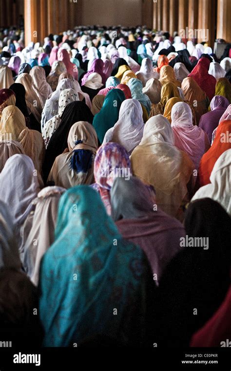 Kashmri Muslim Women Praying At The Jamia Masjid Or Grand Mosque At