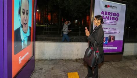 Paradas de autobús en Brasil facilitan videollamadas para acompañar a