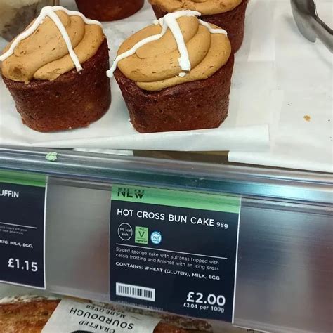 Supersupergirl S Food Reviews M S Hot Cross Bun Cake