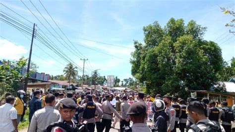 Demo Tolak Dob Dan Otsus Di Papua Barat Massa Blokade Jalan Di