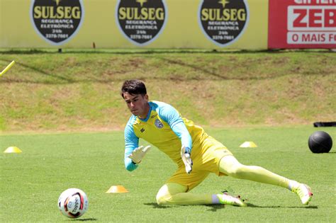 Jornal Correio Ap S Passagem Pelo Futebol Portugu S Goleiro Gabriel