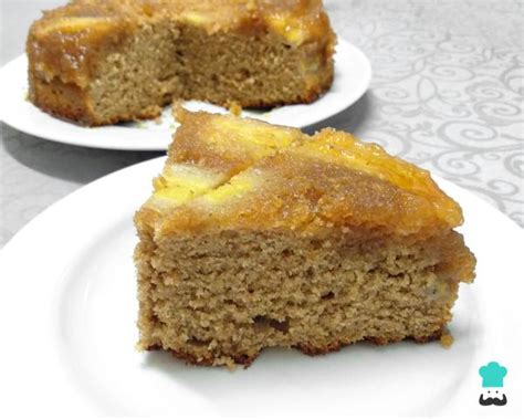 Torta de banana caramelizada muito fácil e deliciosa