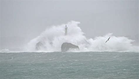 El Temporal Sepulta Bajo El Agua El Faro De La Isla De Mouro