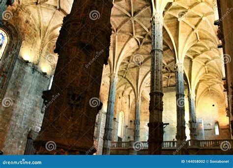 Arcos E Colunas Monumentais Da Igreja De Santa Maria De Belem