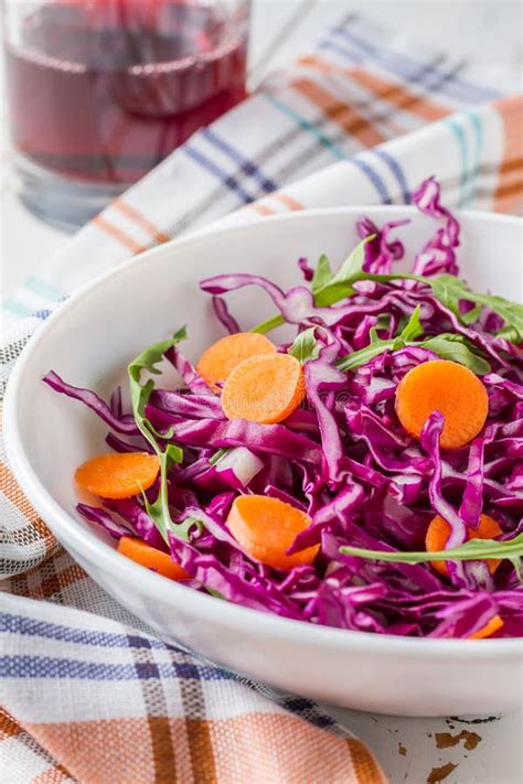 Salada De Couve Vermelha Cenoura E R Cula Imagem De Stock Imagem