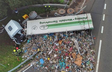 Ins Schlingern Geraten Mit M Llcontainer Beladener Lkw Umgekippt