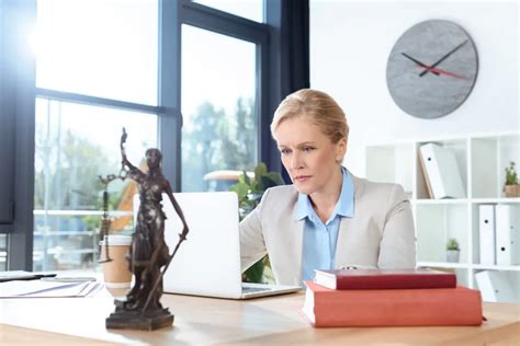 how to become an immigration specialist