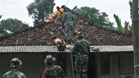 Pasca Puting Beliung Kodim Madiun Kerahkan Personel Bantu Perbaiki