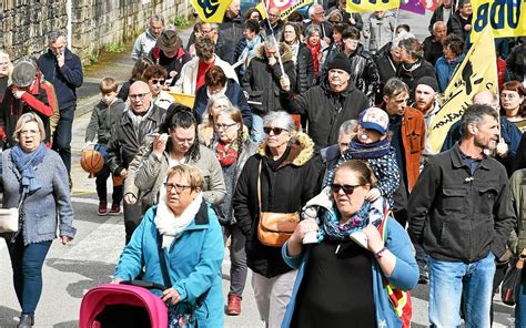 1er Mai à Carhaix plus de 200 personnes défilent et affichent leur