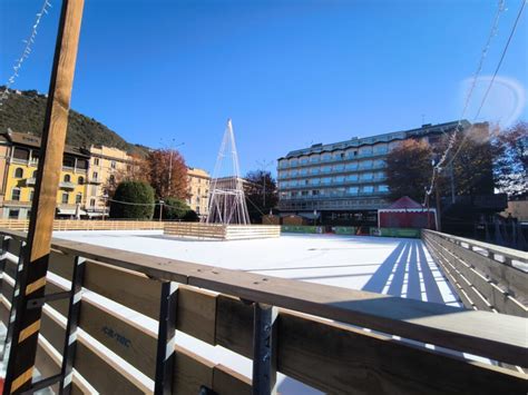 Pista Del Ghiaccio Mercatino E Luminarie Tutto Pronto Per Il Natale A