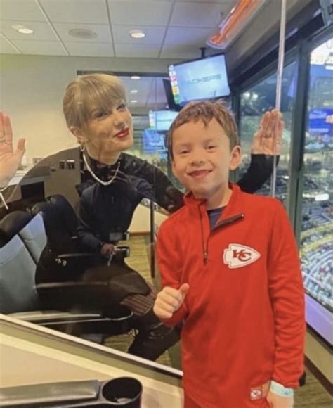 Taylor posing with a fan from the Chiefs box : r/TaylorSwift