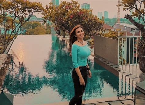 adu seksi  pinggir kolam renang alica schmidt  maria vania
