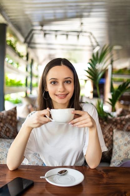 Hermosa Mujer Sonriente Tomando Caf En La Cafeter A Retrato De Mujer