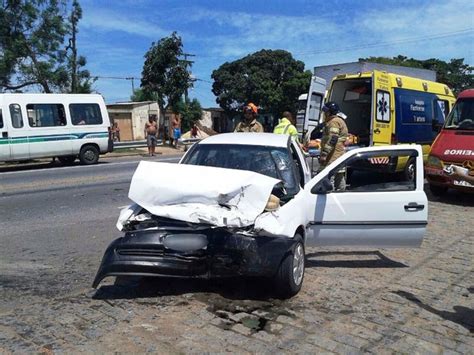 G Tr S Pessoas Se Ferem Em Acidente Entre Dois Carros Em Campos No