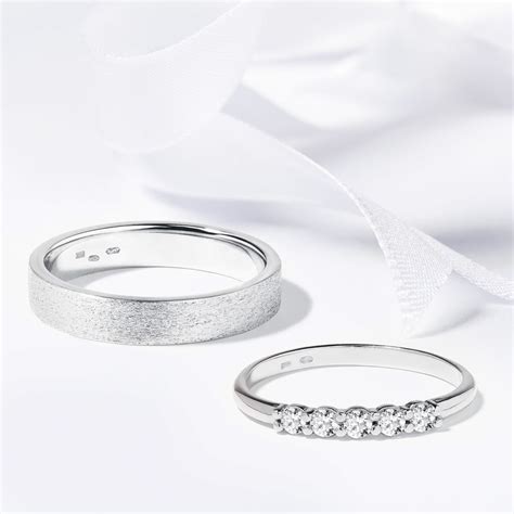 Diamond wedding ring set in white gold | KLENOTA