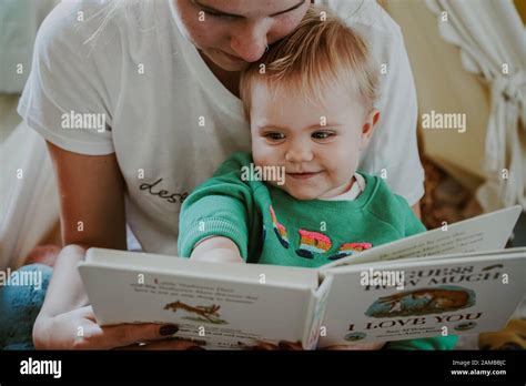 Junges Kind Lesen Stockfotos Und Bilder Kaufen Alamy