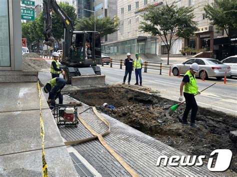 서울 강남구 땅꺼짐 복구작업 뉴스1