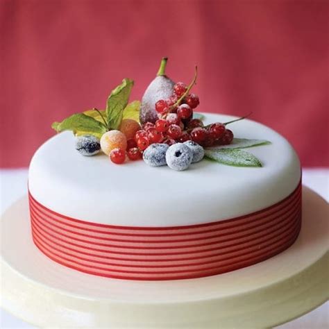 Creative Ideas To Decorate A Christmas Cake That Will Impress Everyone