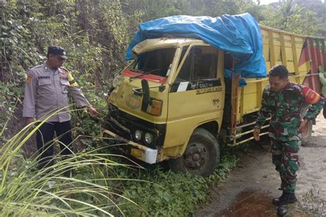 Truk Rem Blong Terbalik Di Kebumen 6 Orang Dilarikan Ke Rumah Sakit