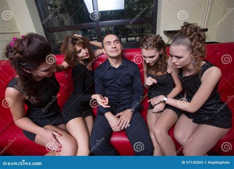 Sexy Die Lovelaceman Door Hete Vrouwen Te Willen Wordt Omringd Stock Foto Image Of Dames