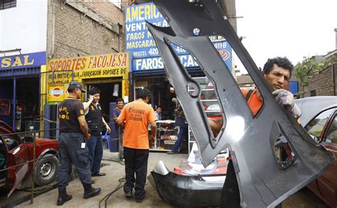 Robo De Autopartes En Lima Así Opera El Mercado Negro De Emblemas Y Letras Metálicas De