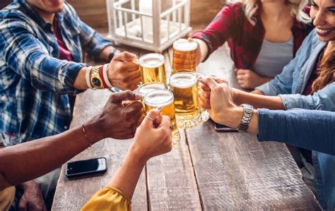 Amis Portant Un Verre De Bière Dans Un Bar Photo Premium