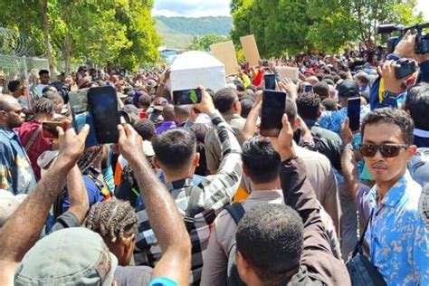 Penampakan Jenazah Lukas Enembe Dipikul Warga Papua Dari Bandara Ke