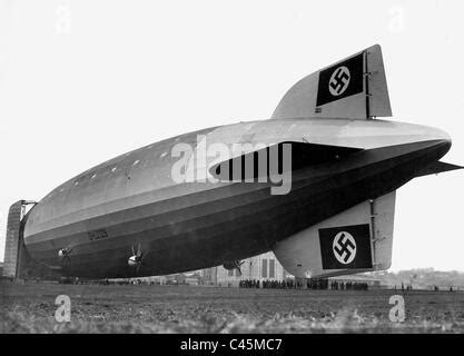 The Airship Hindenburg In Lakehurst New Jersey 1936 Stock Photo Alamy