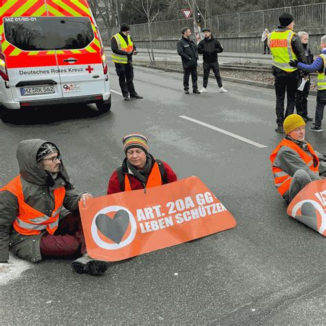 Klima Letzte Generation blockiert Straße am Lago in Konstanz SWR