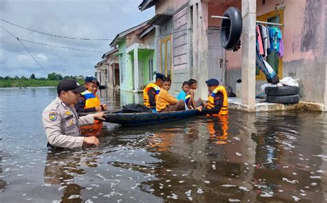 Brimob Polda Riau Evakuasi Warga Dan Anak Sekolah Terdampak Banjir Di Rohil