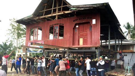 Foto Angkat Rumah Dan Cindolo Tradisi Turun Temurun Suku Bugis