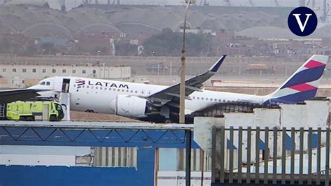 Este es el momento del choque entre un avión y un camión de bomberos