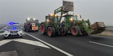 Els Agricultors Tallen Les Carreteres Per Protestar Contra La