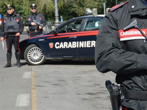 Fermo Donna Cade In Un Fosso Tra I Rovi Salvata Dai Carabinieri