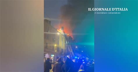 Incendio A Milano Palazzo In Fiamme In Via Ripamonti Residenti