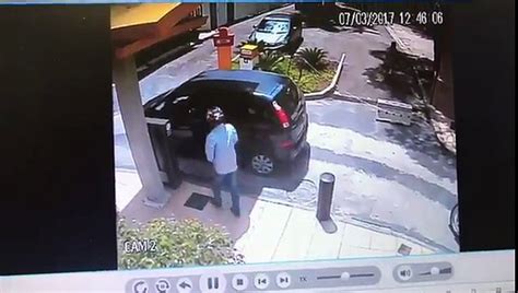 Policial Reage A Assalto E Mata Bandido No Mc Donald S V Deo Dailymotion