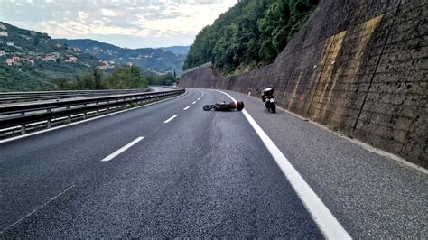 Incidente Mortale In Autostrada A12 Un Motociclista Perde La Vita