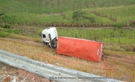 Acidente Carreta Tomba Em Ribanceira Na BR 101 Blog Do Anderson